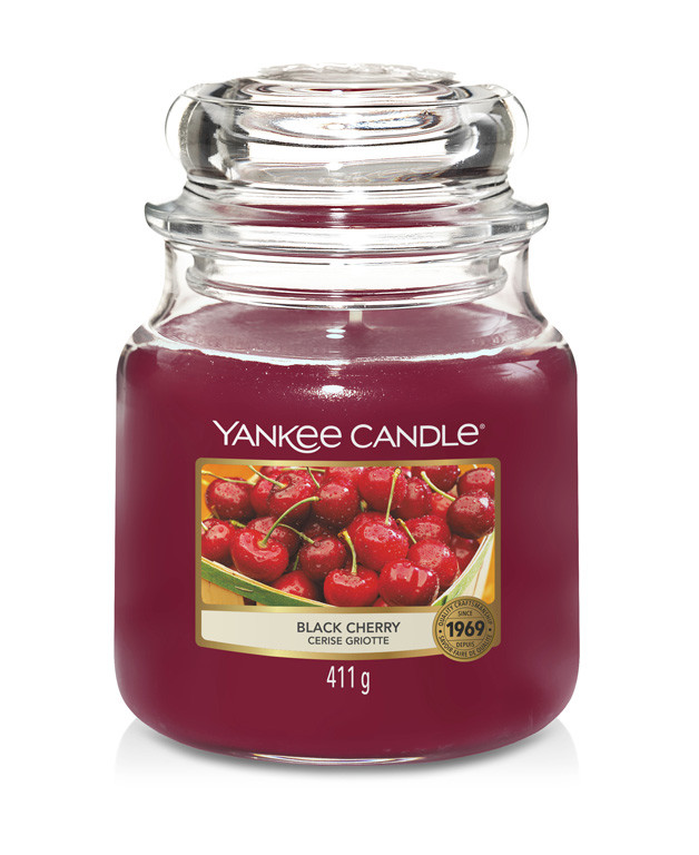 Vonná sviečka Yankee Candle stredná Black cherry