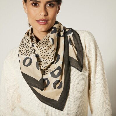 Šátek s leopardím vzorem 100 x 100 cm, vyrobeno ve Francii