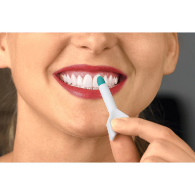2 tyčinky na čistenie zubov