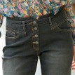 Mom džínsy na gombíky
