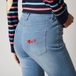 Rovné džínsy s výšivkami "srdiečok"
