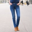 Rovné džíny s kontrastním prošitím