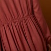 Jednobarevné dlouhé šaty s volánovým spodním lemem