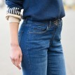 Rovné džínsy s kontrastným prešitím