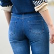 Rovné džínsy s kontrastným prešitím