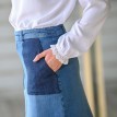 Rozkloszowana dżinsowa spódnica z kontrastowymi kieszeniami
