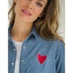 Dżinsowa koszula z aplikacją w kształcie serca