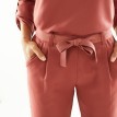 Pantaloni din crep aerisit cu curea cu sclipici, uni sau imprimate