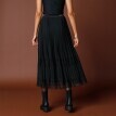 Polodlhá plisovaná sukňa s čipkovaným lemom