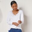 Tričko s macramé výstřihem do „V“ a dlouhými rukávy, jednobarevné