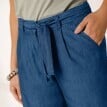 Pantaloni largi 7/8 din denim deschis cu curea
