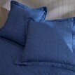 Jednokolorowa pikowana narzuta na łóżko z geometrycznym wzorem