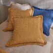 Egyszínű steppelt ágytakaró geometrikus mintával
