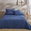 Jednokolorowa pikowana narzuta na łóżko z geometrycznym wzorem