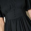 Jednofarebné dlhé šaty s rozšírenými rukávmi