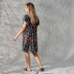 Krátké šaty s pestrobarevným potiskem