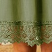 Rozkloszowana sukienka z makramą, bawełna