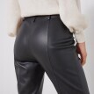 Úzké kalhoty v koženém vzhledu (1)