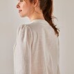 Jednokolorowa bluzka z makramy i plisami