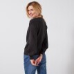 Elastyczny sweter z falistym wykończeniem z moheru