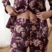 Saténové pyžamo s potiskem a kostýmkovým límcem