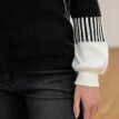 Żakardowy sweter w paski z długimi bluzkowymi rękawami