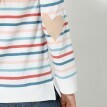 Csíkos póló szíves applikációval a könyöklőn, festett szálakkal