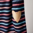 Pruhované tričko s nášivkami srdcí na loktech, barvená vlákna