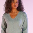 Sweter z dekoltem w szpic i marszczonymi mankietami
