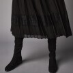 Długa sukienka z plisowanym woalem i koronkową nakładką