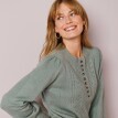 Sweter z koronkowym wzorem i dekoltem tuniki zapinanym na guziki