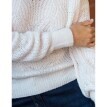 Sweter z dzianinowym wzorem i luźnymi rękawami