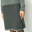 Pulóvrové šaty so ševrónovým vzorom na sukni