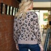 Żakardowy sweter z połyskującym wzorem zwierzęcego futra
