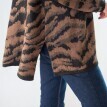 Sweter zapinany na guziki z wzorem zwierzęcego futra