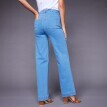 Široké džínsy s vysokým pásom pre vyššiu postavu