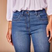 Rovné džíny s vyšívanými kapsami