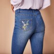 Rovné džíny s vyšívanými kapsami