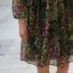Niska sukienka z woalu z kwiatowym nadrukiem
