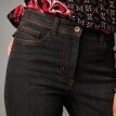 Rovné džíny s barevným prošitím a výšivkou
