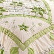 Patchworkowa narzuta na łóżko z kwiatowym nadrukiem
