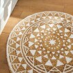 Okrúhly jutový koberec s bielou potlačou