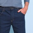 Extra pohodlné džínsy s pružným pásom, vnútorná dĺžka nohavíc 82 cm