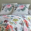 Pikowana narzuta na łóżko z kwiatowym nadrukiem