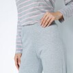 Csíkos pizsama hosszú ujjú nadrággal és nadrággal