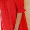 Jednokolorowa rozkloszowana sukienka zapinana na guziki