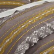 Prikrývka na posteľ s tkanými pruhmi