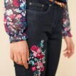 Rovné strečové džíny s výšivkou květin
