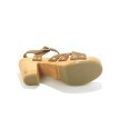 Skórzane sandały z nitami i drewnianą piętą