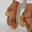 Skórzane sandały z nitami i drewnianą piętą